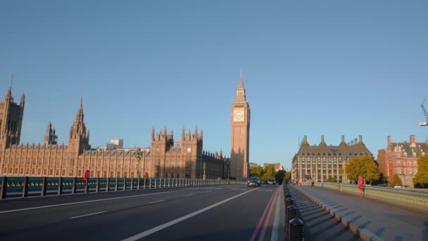 伦敦市中心 靠近大本营和威斯敏斯特桥 有红色双层公共汽车穿过英国伦敦 — 图库视频影像