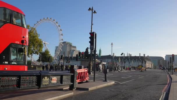 ロンドン市内中心部ビッグ アンド ウェストミンスター橋付近にあり 赤いダブルデッキバスがロンドン イングランド イギリスを横断している — ストック動画