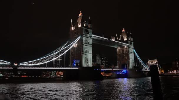 夜にロンドンとテムズ川のサウザークを結ぶ象徴的なタワーブリッジ — ストック動画