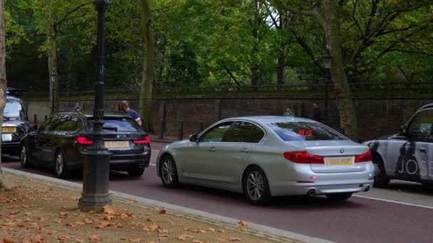 深刻な道路事故を調査する道路の途中でロンドンのカバー警察の車の下で — ストック動画