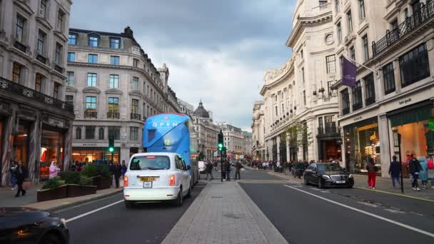 Ein Geschäftiger Sommerabend Und Der Straßenverkehr Der Regents London — Stockvideo