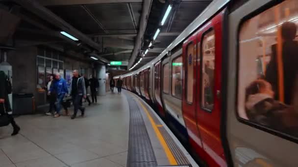 Vlak Londýnské Metra Odjíždí Stanice Centru Londýna Velká Británie Koncept — Stock video
