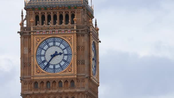 伦敦的大本钟塔和威斯敏斯特的近景 大本钟塔整修后的惊人细节 — 图库视频影像