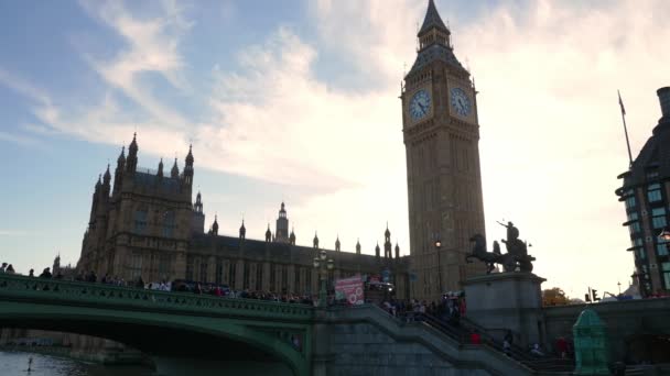 Вид Движение Вестминстерскому Мосту Возле Часовой Башни Биг Бен Лондоне — стоковое видео