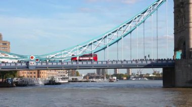 Kırmızı çift katlı otobüs Londra, İngiltere 'de bir köprüden geçiyor. İngiltere 'nin sembolü. 