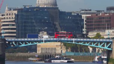 Kırmızı çift katlı otobüs Londra, İngiltere 'de bir köprüden geçiyor. İngiltere 'nin sembolü. 