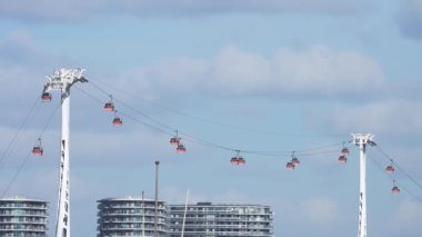 Emirates Havayolları tramvayı Thames nehrinin üzerinde. Greenwich 'ten Londra' daki Royal Rıhtımı 'na nakliye..