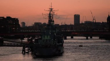 HMS Belfast Müzesi Bir yaz akşamı Londra, İngiltere 'de gün batımında