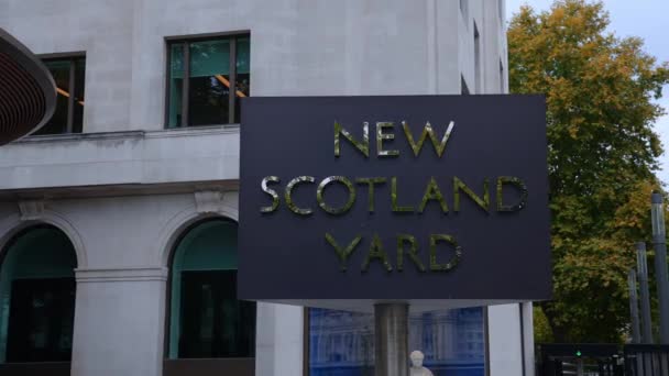Teken Buiten Het Hoofdkwartier Van Londons Metropolitan Police New Scotland — Stockvideo