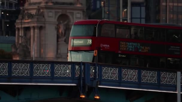 Красный Двухэтажный Автобус Пересекает Мост Лондоне Англия Символ Англии — стоковое видео