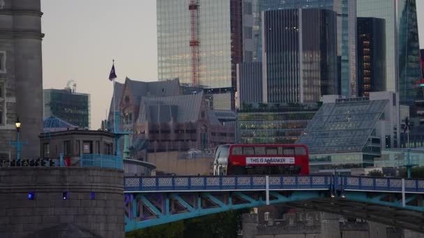Rode Dubbeldekker Bus Een Brug Londen Engeland Het Symbool Van — Stockvideo