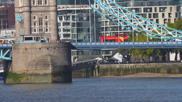Красный Двухэтажный Автобус Пересекает Мост Лондоне Англия Символ Англии — стоковое видео