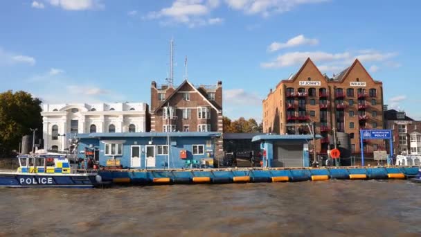 河警船海事警察部队停泊在英国伦敦的警察局 — 图库视频影像