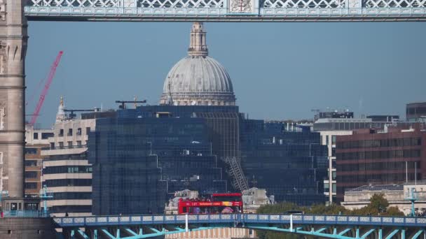 Κόκκινο Διώροφο Λεωφορείο Διασχίζει Μια Γέφυρα Στο Λονδίνο Αγγλία Σύμβολο — Αρχείο Βίντεο