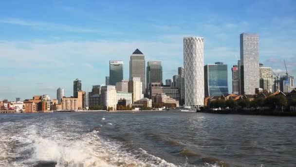 Företagsbyggnader Canary Wharf London Närbild Skyskraporna London För Floden Thames — Stockvideo