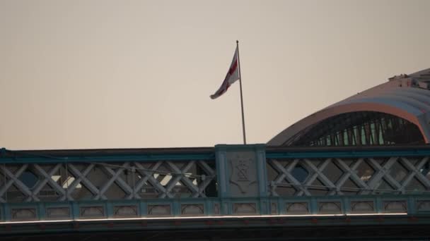 Kule Köprüsünün Tepesinde Ngiltere Bayrağı Londra Nın Sembolünün Güzel Videosu — Stok video