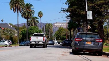 Hollywood işareti bölgesi Los Angeles, ABD. Güzel Hollywood Otoban yol arabalar, avuç içi ve tepelerde bir işaret. Açık mavi gökyüzü.