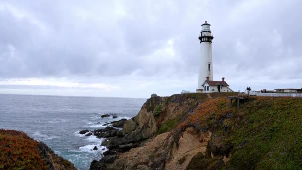 太平洋岸のピジョンポイント灯台と家は 夕日を背景に曇った空と雷雨の美しい海の景色 — ストック動画