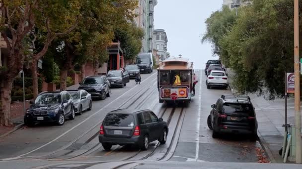 Classic View Historic Traditional Cable Cars Riding Famous California Street — Vídeos de Stock