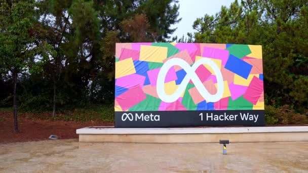 Multi Colored Advertisement Billboard Displaying Logo Meta Hacker Way Text — Stockvideo