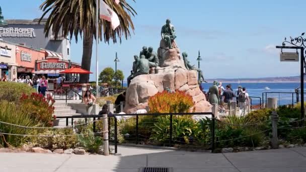 Cannery Row Monument John Steinbeck Human Sculptures Flags America California — Αρχείο Βίντεο