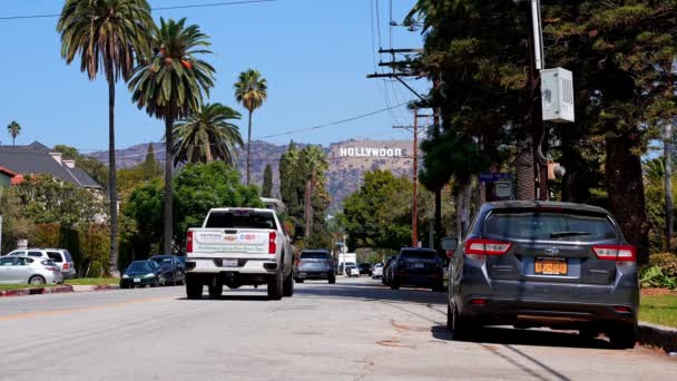 アメリカ ロサンゼルスのハリウッド サイン地区 ヤシの木と丘上の標識と美しいハリウッドの高速道路道路 澄んだ青い空 — ストック動画