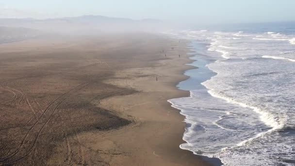 在阳光明媚的旧金山湾 空中俯瞰着沙滩上飞溅的浪花 背景是晴朗的蓝天 — 图库视频影像