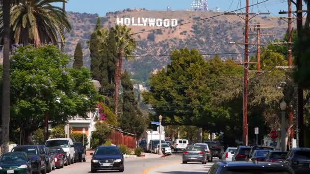 Знак Голливуда Лос Анджелесе Сша Дорога Голливудскому Шоссе Машинами Пальмами — стоковое видео