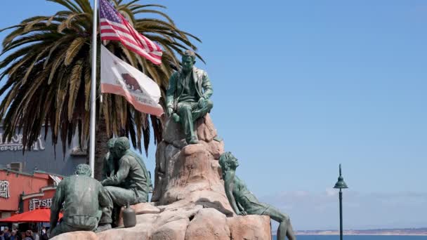 Cannery Row Monument John Steinbeck Human Sculptures Flags America California — Vídeos de Stock