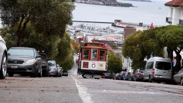Classic View Historic Traditional Cable Cars Riding Famous California Street — Vídeos de Stock