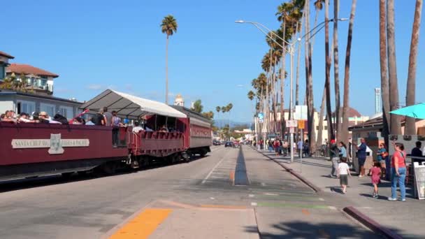 Червоний Трамвай Текстом Рухається Історичному Пляжі Санта Крус Пасажирський Поїзд — стокове відео