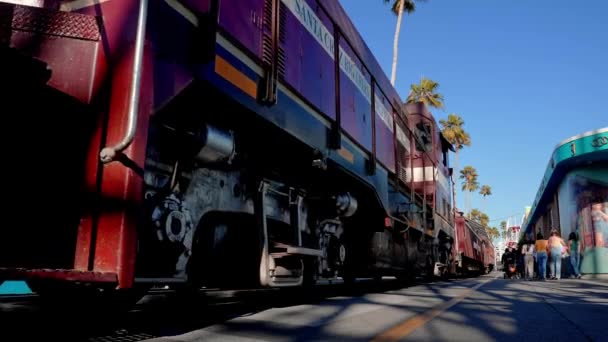 Червоний Трамвай Текстом Рухається Історичному Пляжі Санта Крус Пасажирський Поїзд — стокове відео