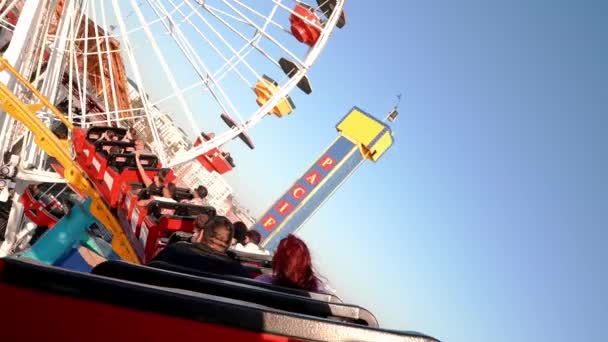 Машини Ferris Wheel Роликові Гірки Люди Які Досліджують Магазини Парку — стокове відео