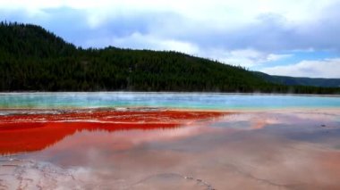 Kaplıca havuzunun güzel manzarası jeotermal manzara. Yellowstone Ulusal Parkı 'nda Büyük Prismatik Bahar