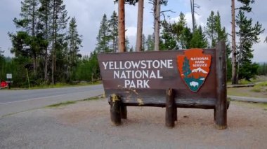 Yellowstone Ulusal Parkı giriş tabelasının görüntüsü, ABD