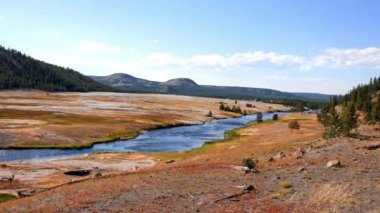 Kaplıca havuzunun güzel manzarası jeotermal manzara. Gayzer havzası ve orman. Yellowstone Ulusal Parkı 'nın ünlü turistik merkezi. Yellowstone Ulusal Parkı 'nda sıcak termal kaynak Siyah Havuz