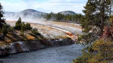 Kaplıca havuzunun güzel manzarası jeotermal manzara. Gayzer havzası ve orman. Yellowstone Ulusal Parkı 'nın ünlü turistik merkezi. Yellowstone Ulusal Parkı 'nda sıcak termal kaynak Siyah Havuz