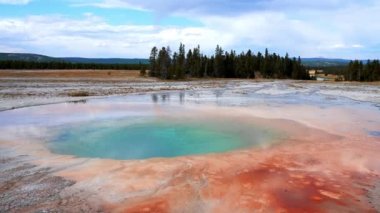 Kaplıca havuzunun güzel manzarası jeotermal manzara. Yellowstone Ulusal Parkı 'nda Büyük Prismatik Bahar