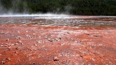 Kaplıca havuzunun güzel manzarası jeotermal manzara. Yellowstone Ulusal Parkı 'nda Büyük Prismatik Bahar