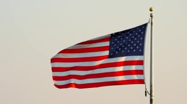 Arizona, ABD 'de güzel günbatımında Amerikan Ulusal Bayrağı Dalgalanıyor.