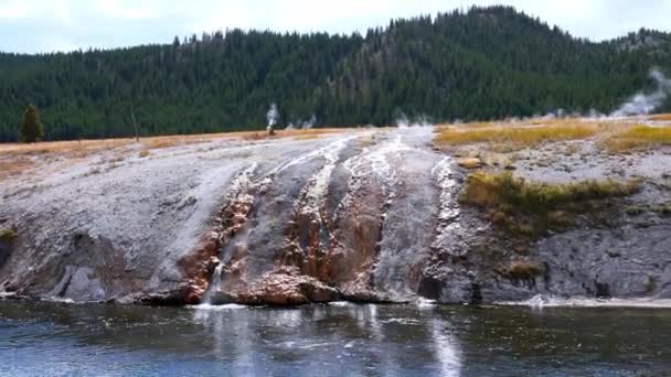 Beautiful View Hot Spring Pool Geothermal Landscape Geyser Basin Forest — Vídeos de Stock