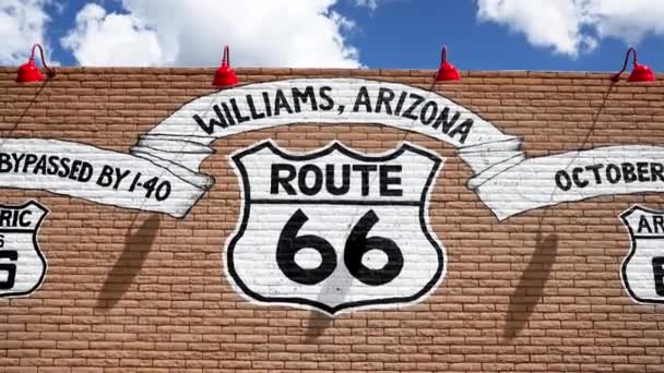 在著名的66号公路上的城市之一威廉姆斯镇 一个历史性的66号公路标志的风景景观 亚利桑那州老历史名城威廉姆斯 — 图库视频影像