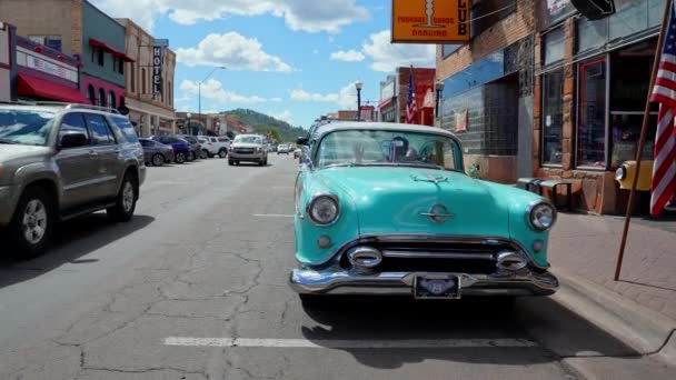 有名なルート66の都市の1つであるウィリアムズのお土産店の前でクラシックカーの街のシーンアリゾナ州のウィリアムズの古い歴史的な街 — ストック動画