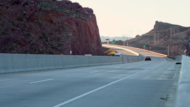 Blick Auf Eine Bogenbrücke Über Den Colorado River Mit Verkehr — Stockvideo