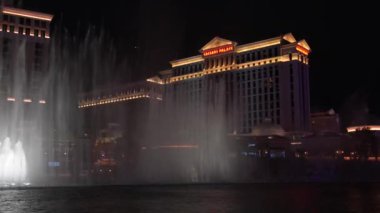 Geceleri Bellagio Çeşmeleri. Bu özellik Las Vegas 'taki Bellagio Otel ve Kumarhanesi önünde su, müzik ve ışıkla koreografi sergiliyor..