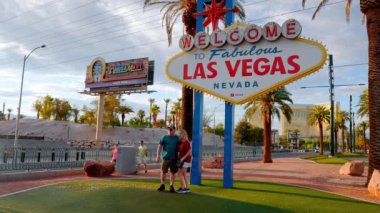 Las Vegas 'a Hoşgeldiniz tabelasının Las Vegas girişindeki görüntüsü. Nevada 'nın ünlü turistik merkezi..