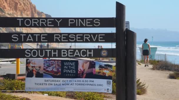 Sign Boards Advertisement Posters Mountain Background Torrey Pines State Reserve – Stock-video