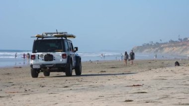 San Diego, Kaliforniya 'da Pasifik Okyanusu' nda kumlu bir plajda off-road aracı sürüyorum..
