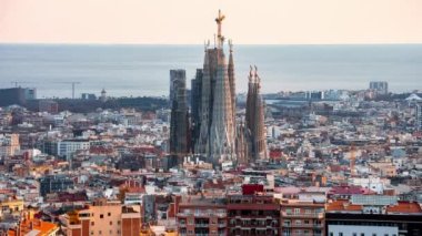 Şehir merkezinde Sagrada Familia katedrali bulunan Barselona şehrinin güzel hava zaman çizelgesi.. 