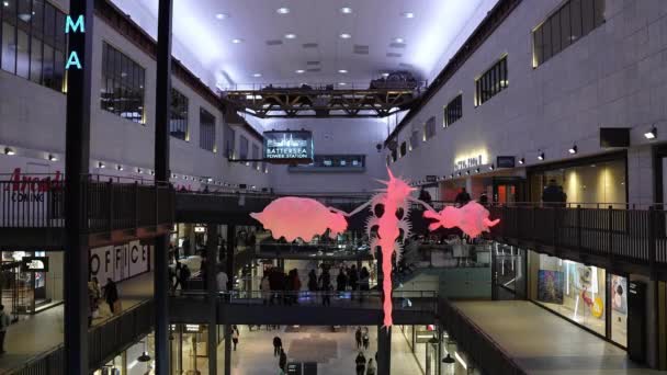 ロンドンの新しいバタシー発電所新しいショッピングモールや映画館のインテリアデザインとして動作英国 — ストック動画